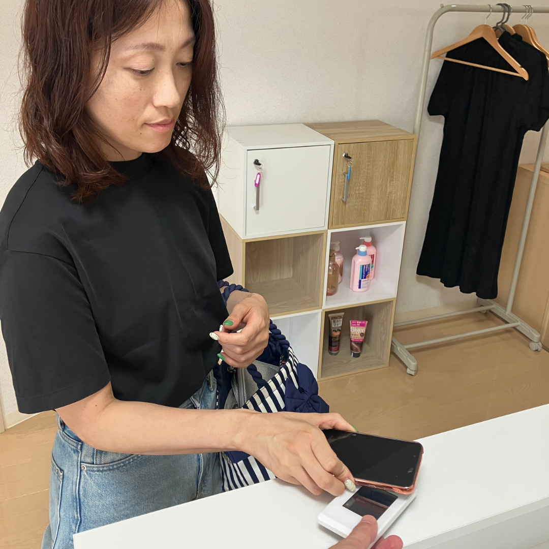 キャッシュレス決済でお会計する様子
